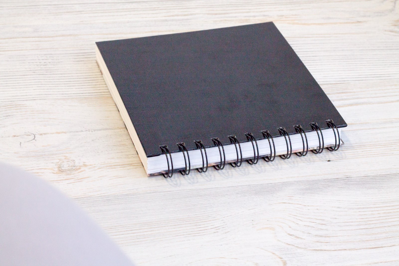 Блокнот на пружине с твердой обложкой