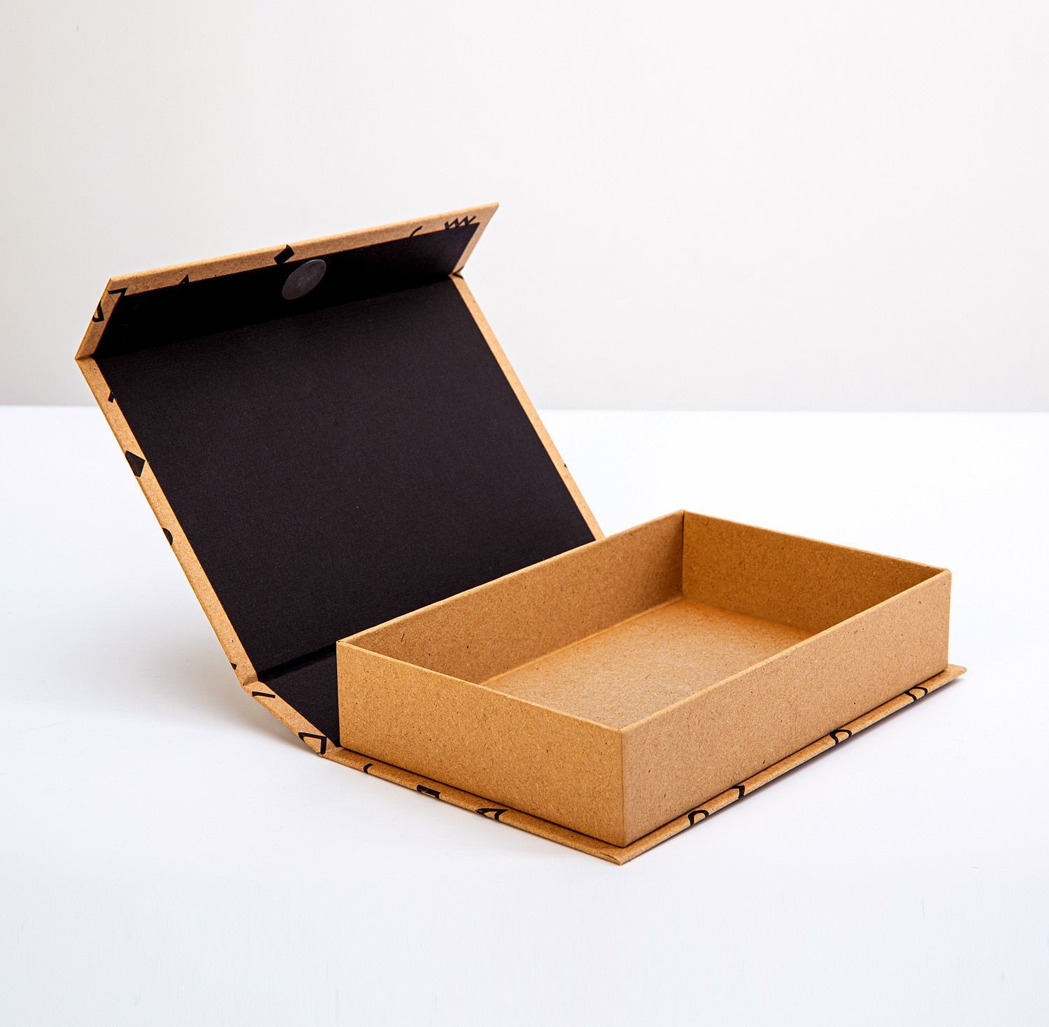 Коробка с магнитным клапаном