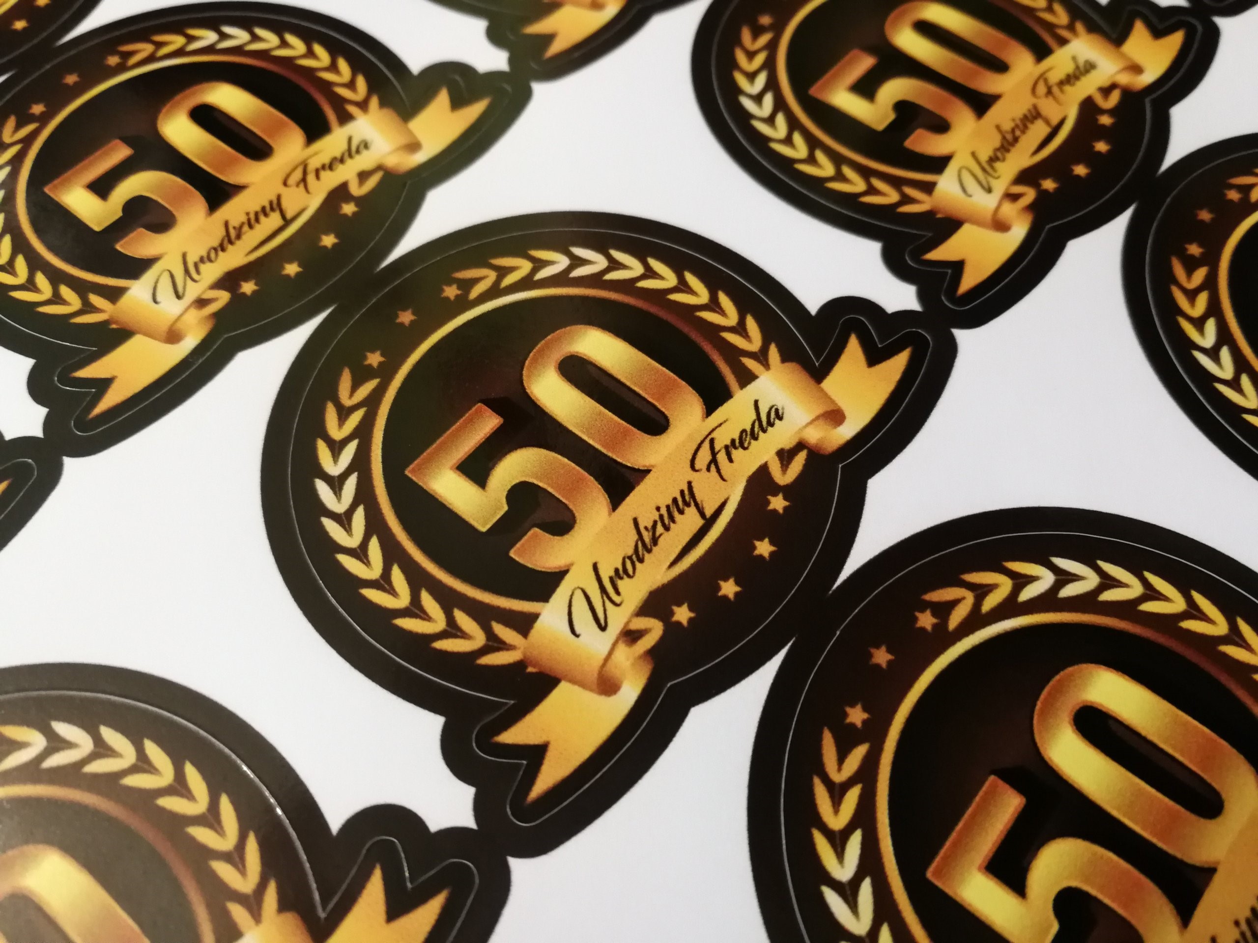 Печать фигурных наклеек