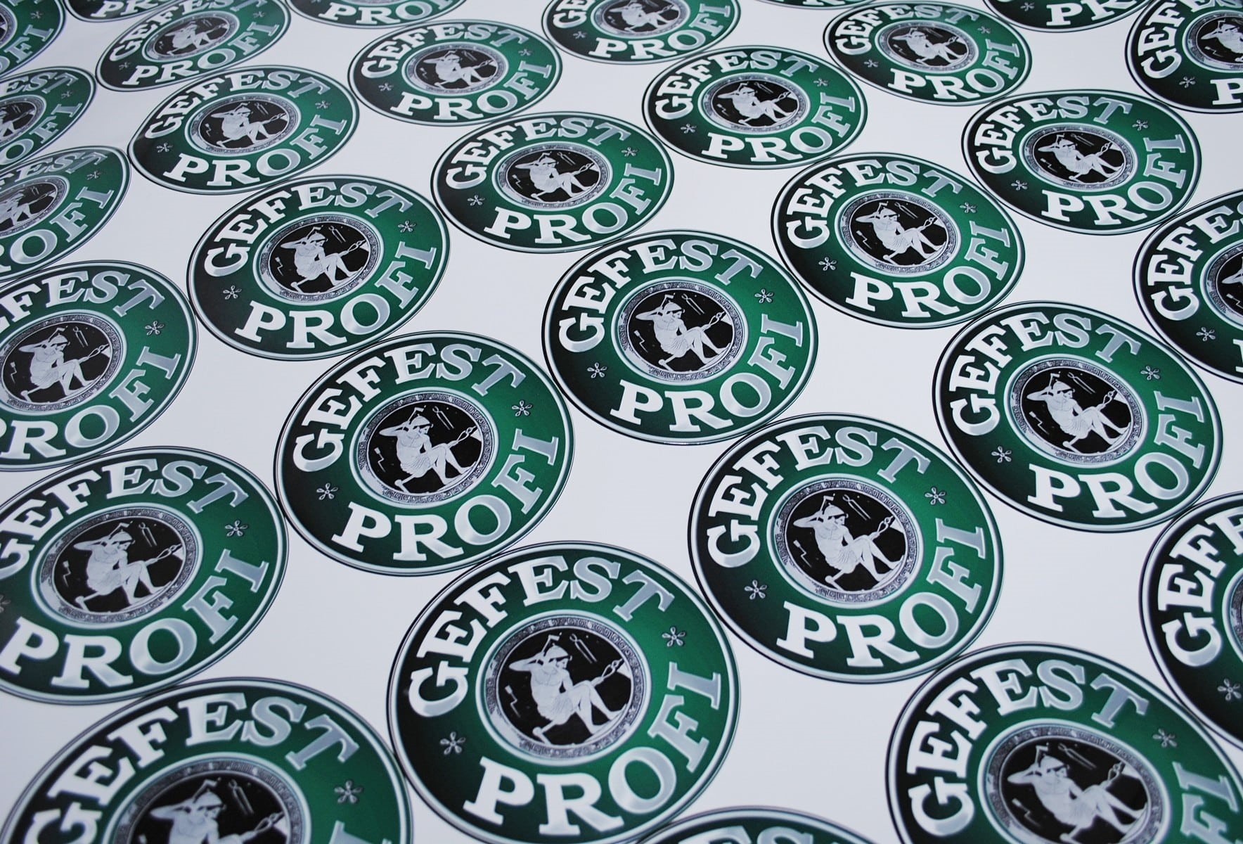 Печать круглых наклеек