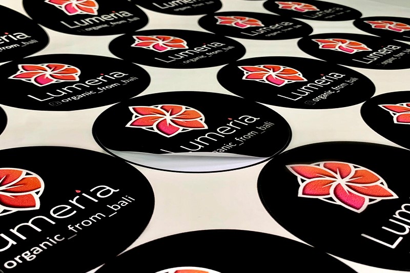 Печать наклеек на самоклеющейся бумаге