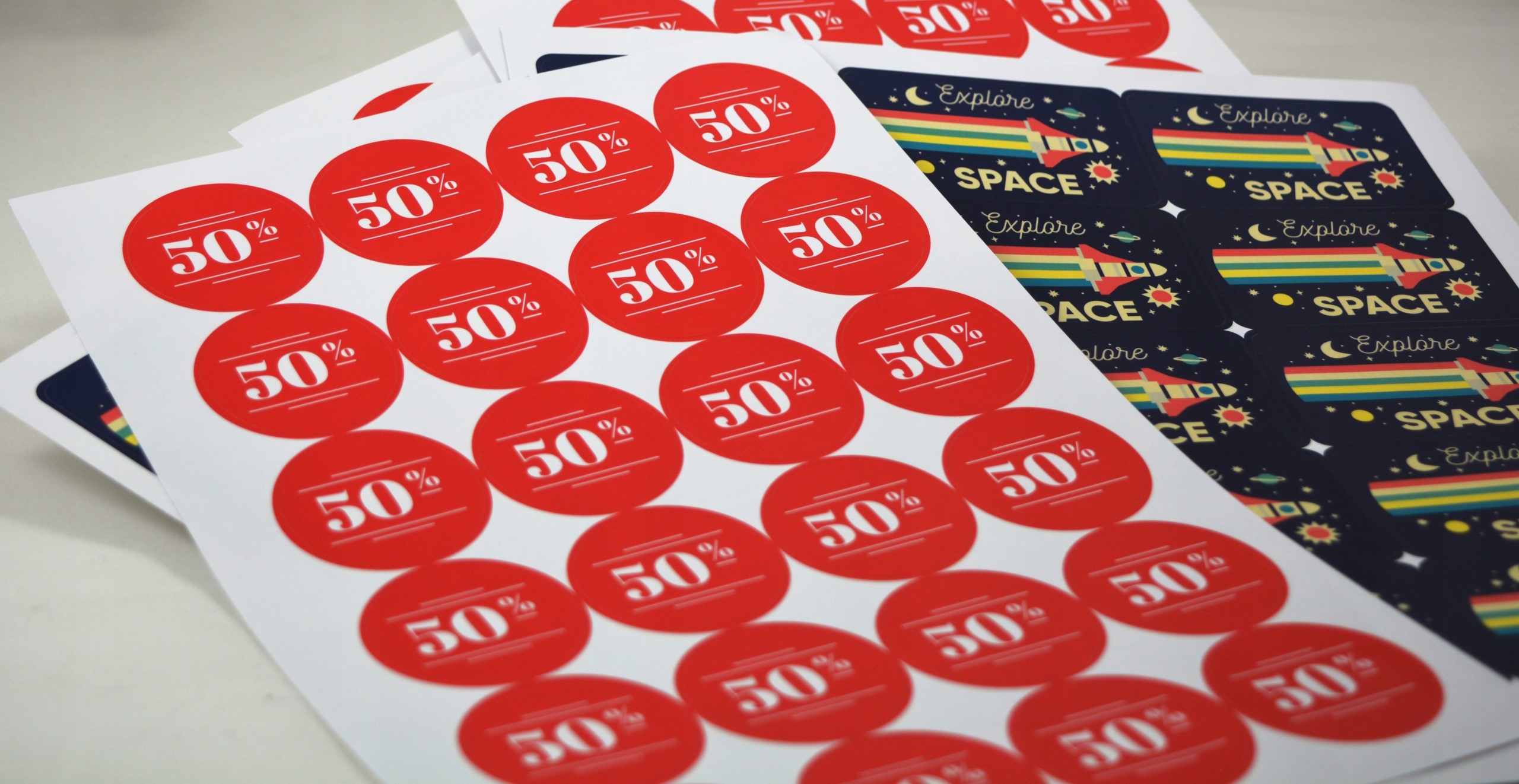 Печать наклеек на самоклеющейся бумаге