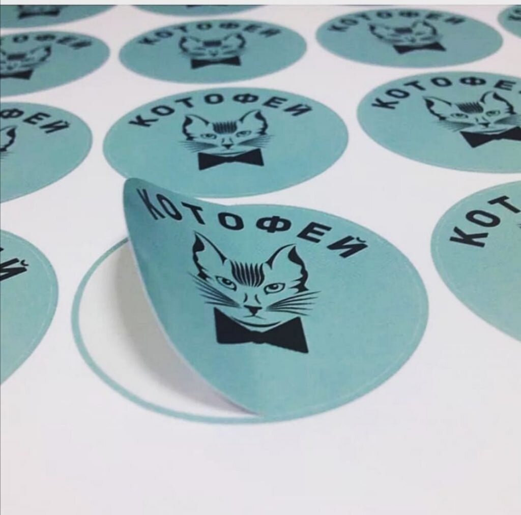 Печать наклеек на самоклеющейся бумаге