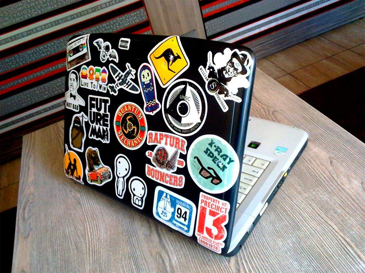 Печать наклеек и стикеров на ноутбук