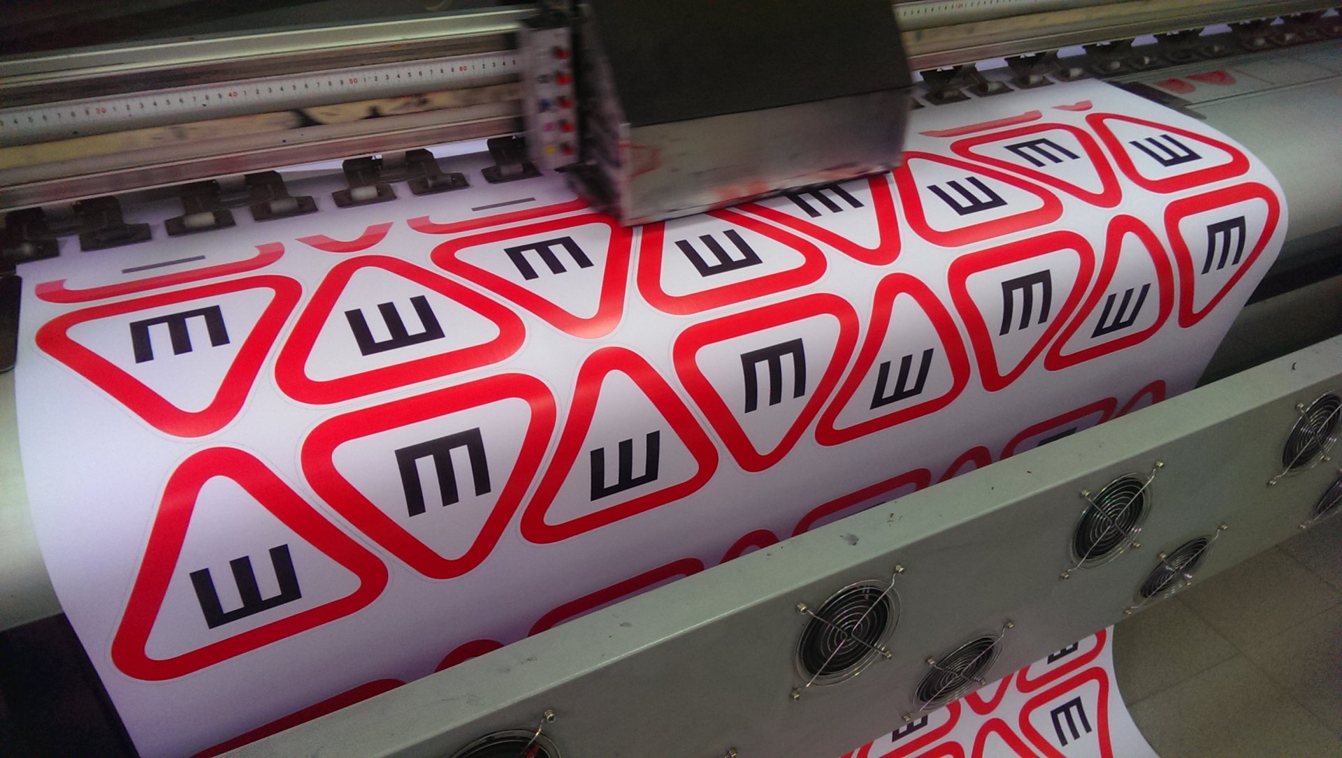 Печать стикеров на плёнке Orajet