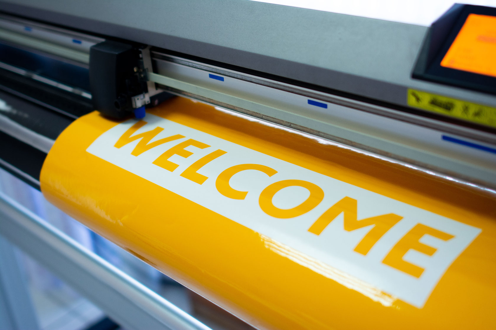 Плоттерная резка наклеек любой формы