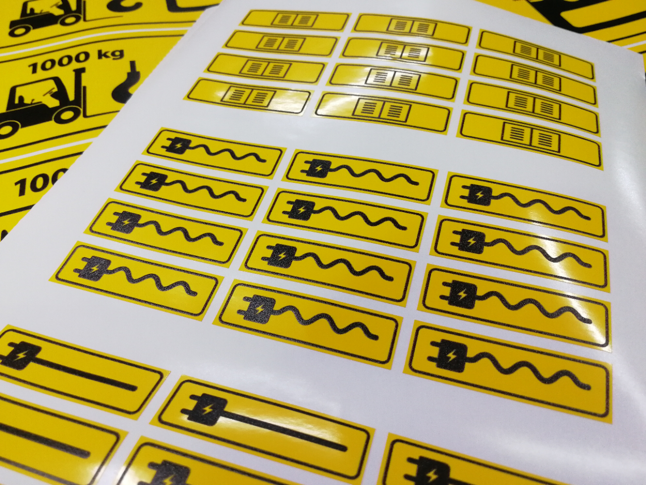 Плоттерная резка наклеек любой формы