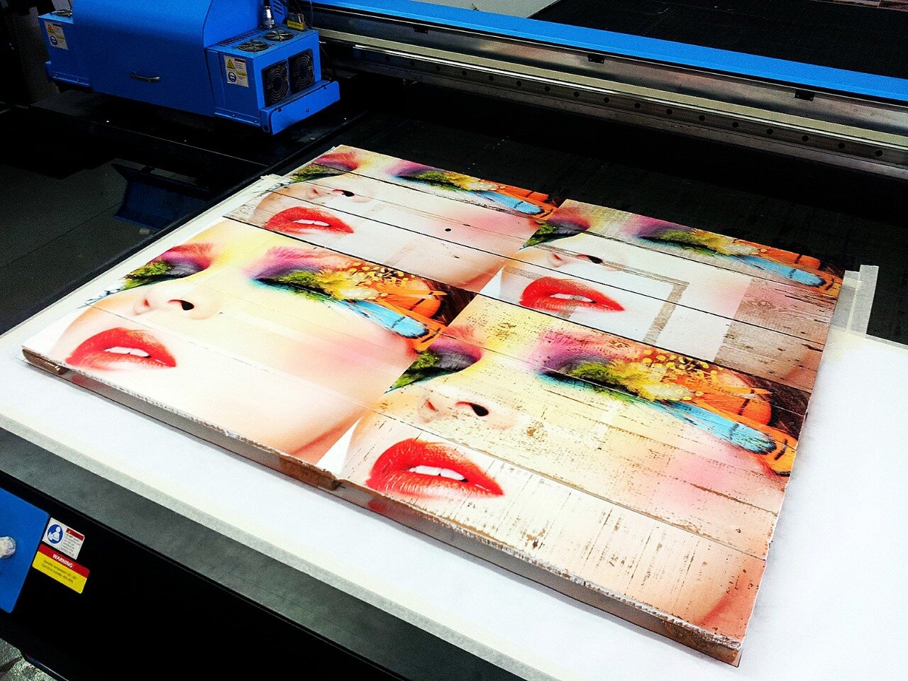 Интерьерная печать на пластике