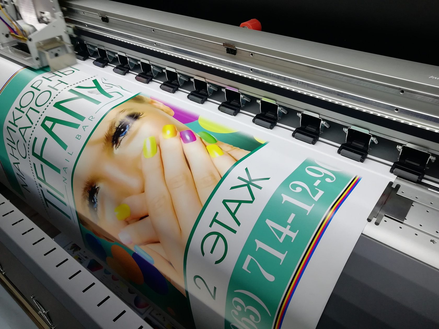 Интерьерная печать на самоклеющейся пленке