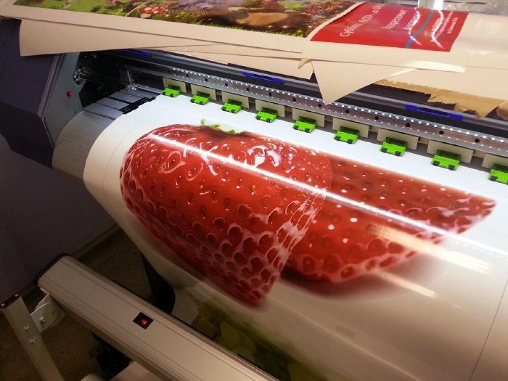 Интерьерная печать на самоклеющейся пленке