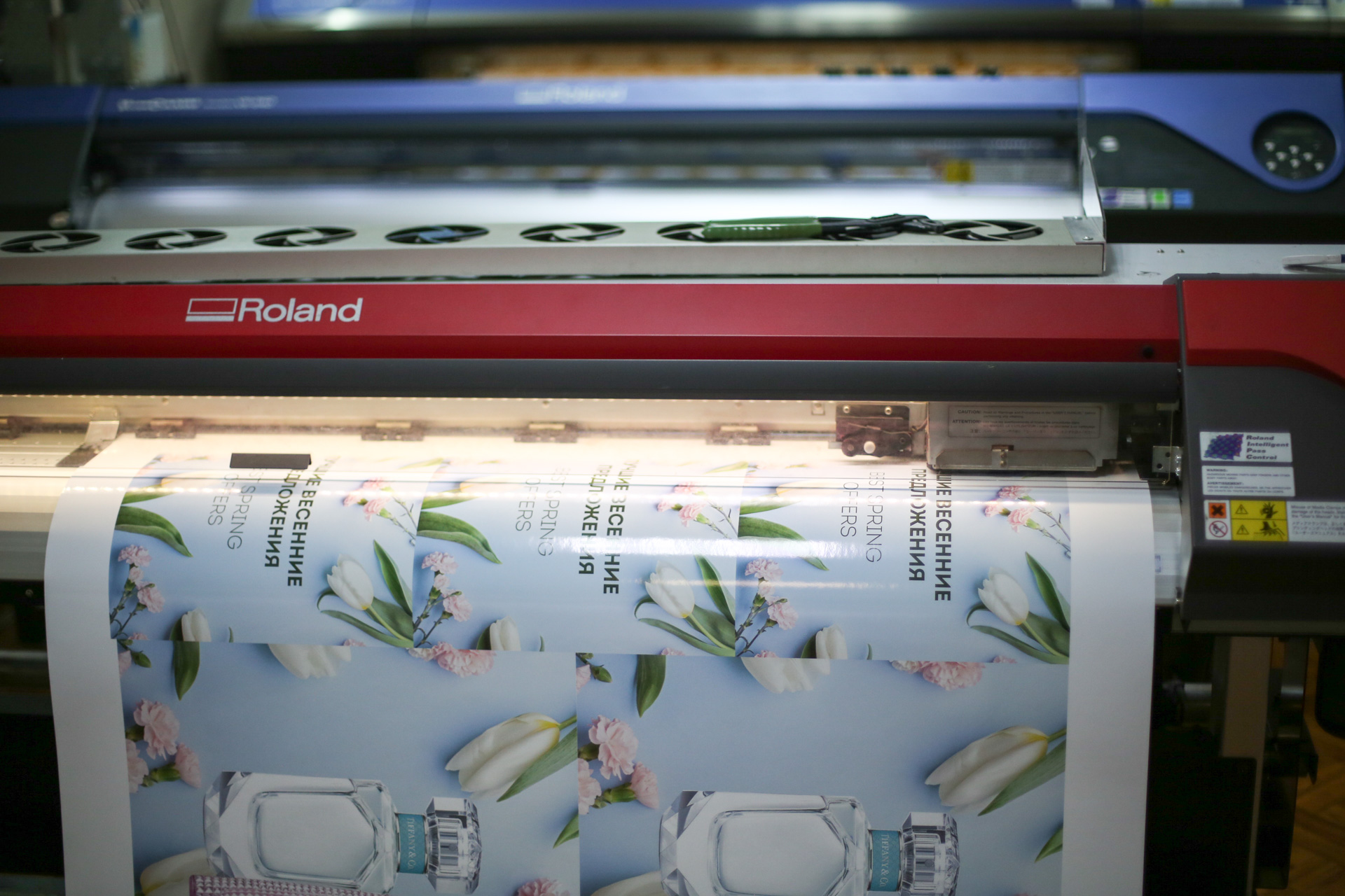 Интерьерная печать на самоклеющейся пленке