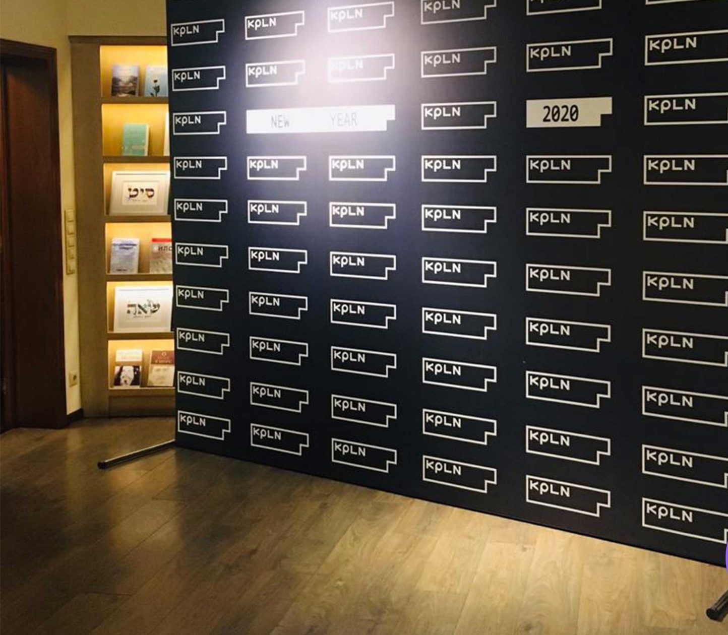 Изготовление brand wall для бизнеса