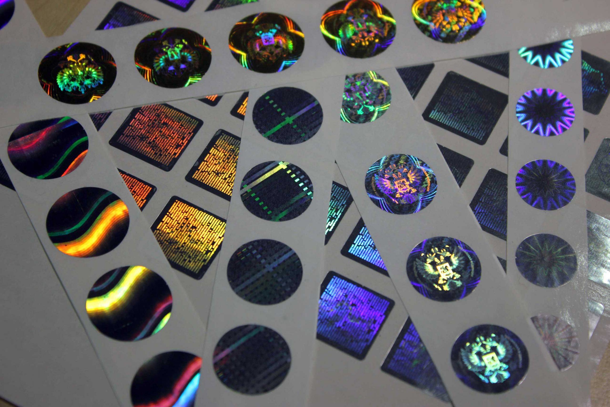 Изготовление голографических наклеек