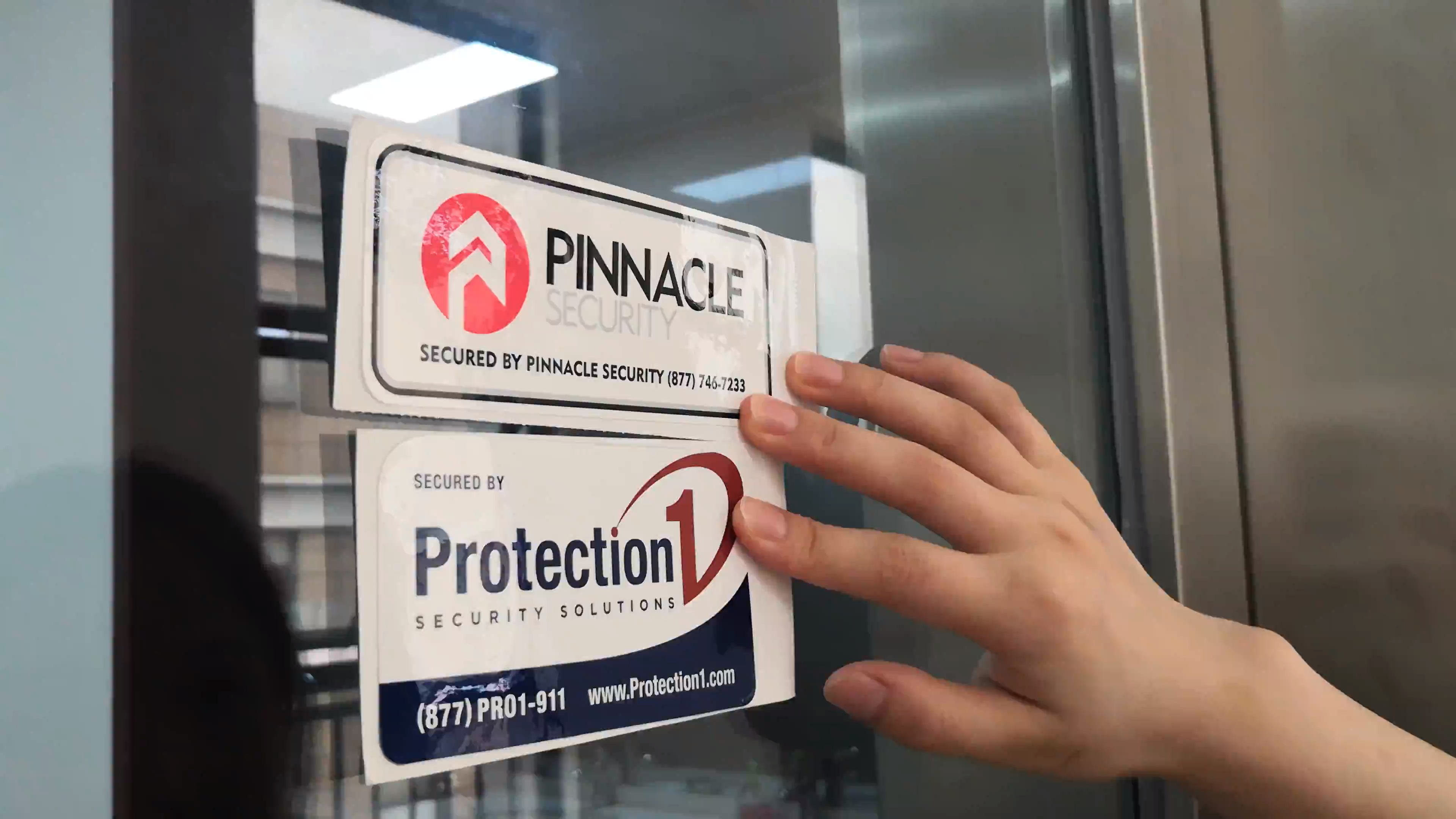 Печать двухсторонних наклеек