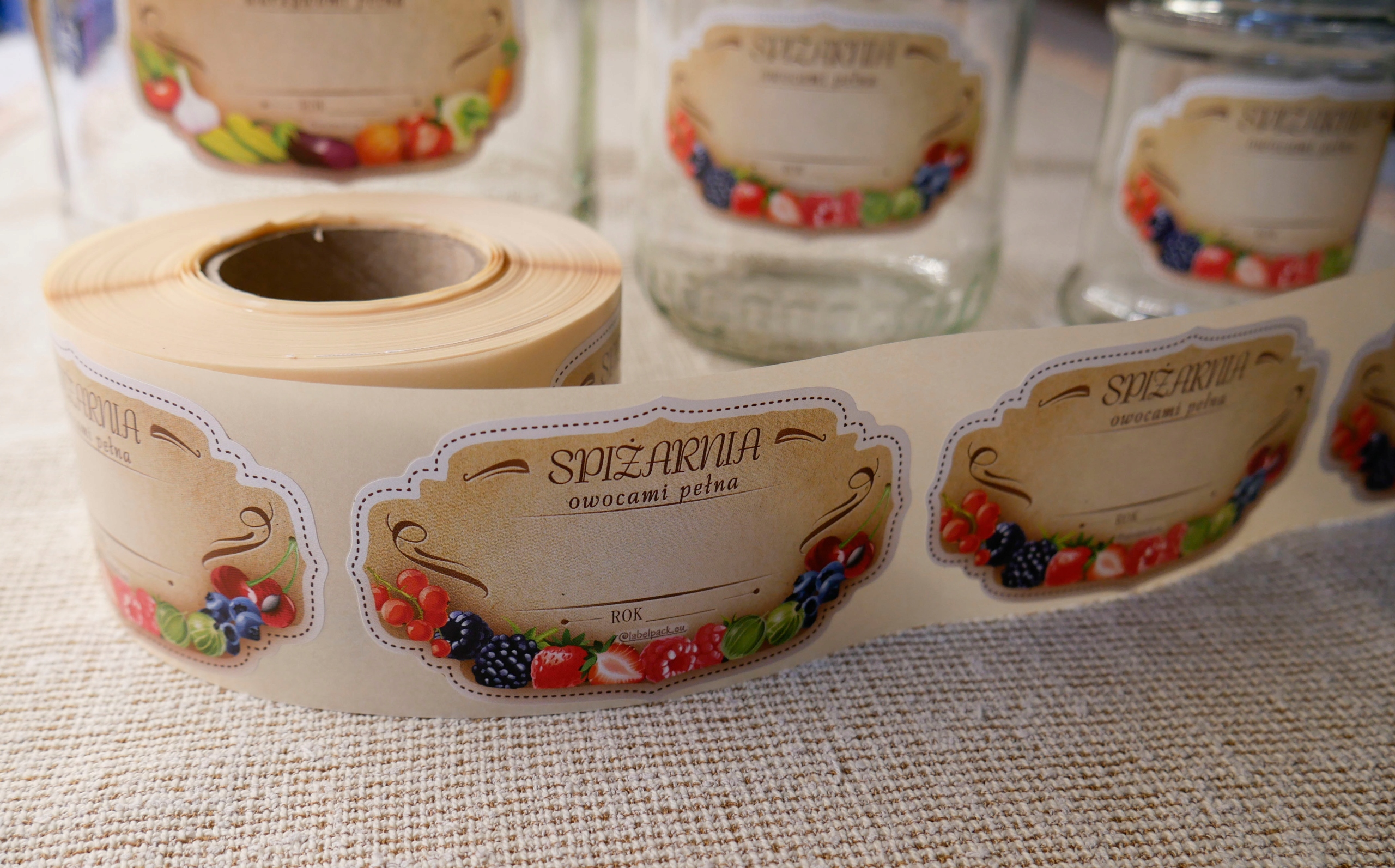 Печать наклеек на банки