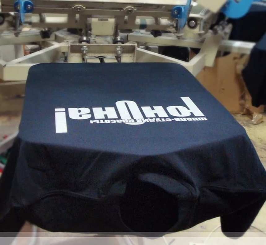 Печать наклеек на футболки