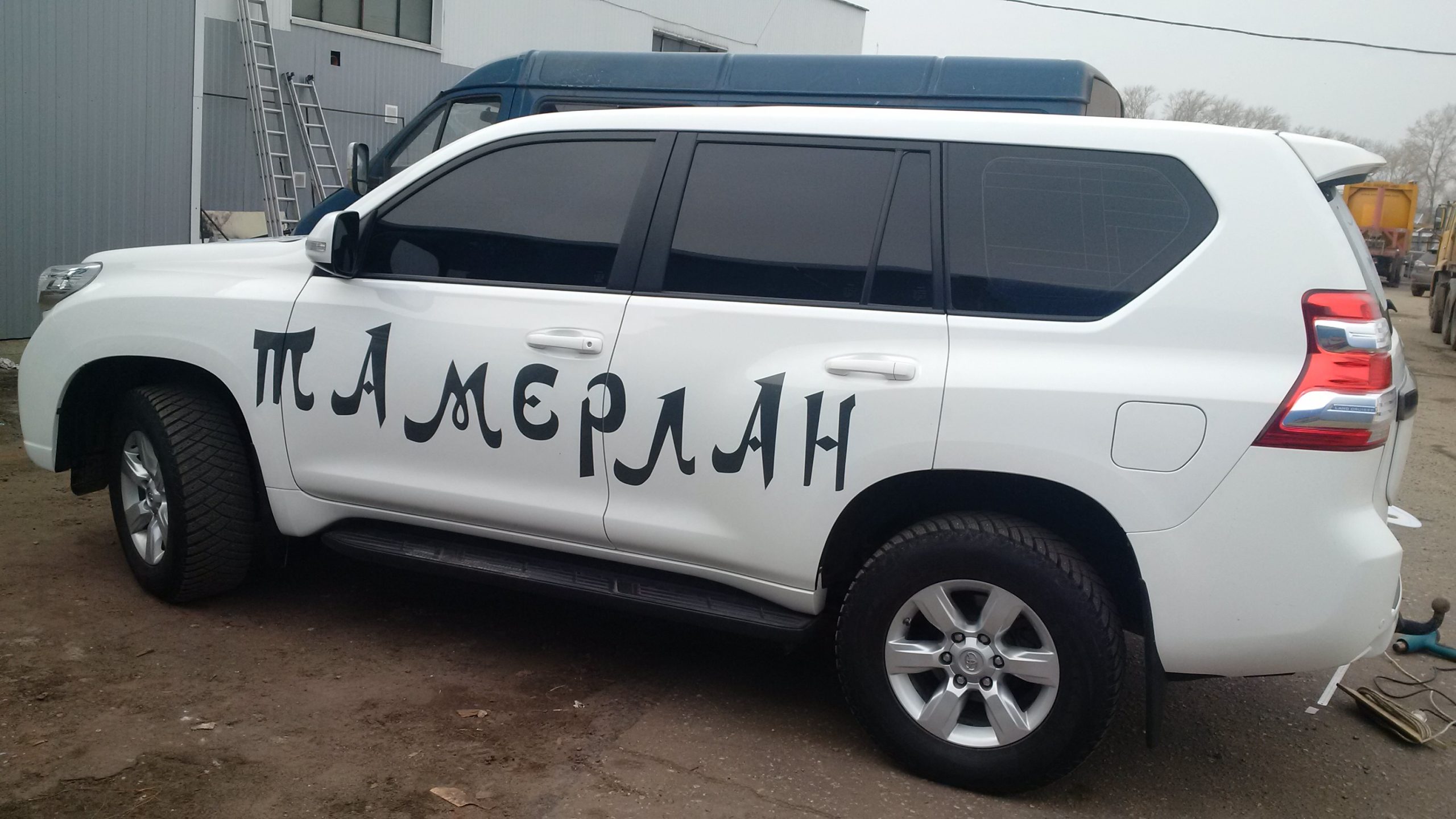 Печать наклеек на машину