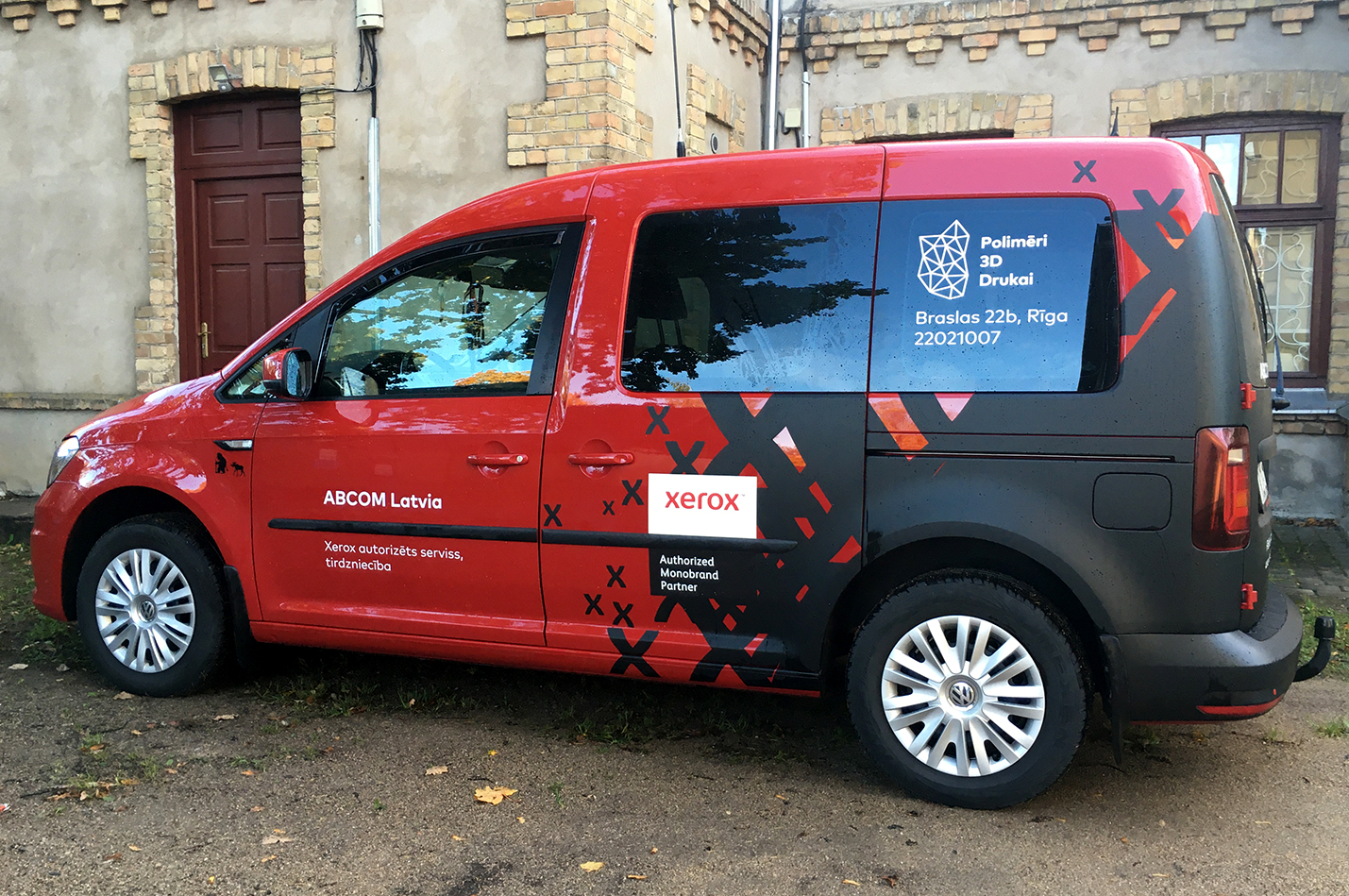 Печать наклеек на машину