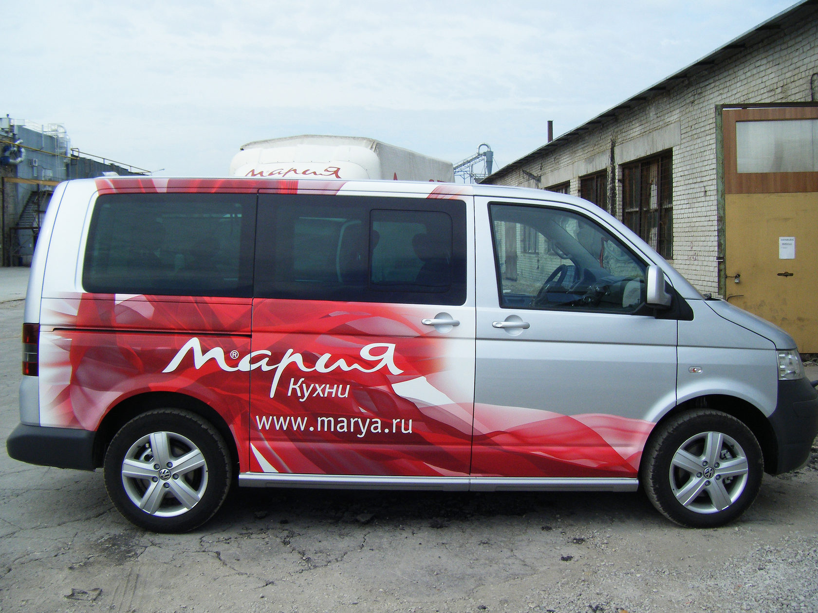 Печать наклеек на машину