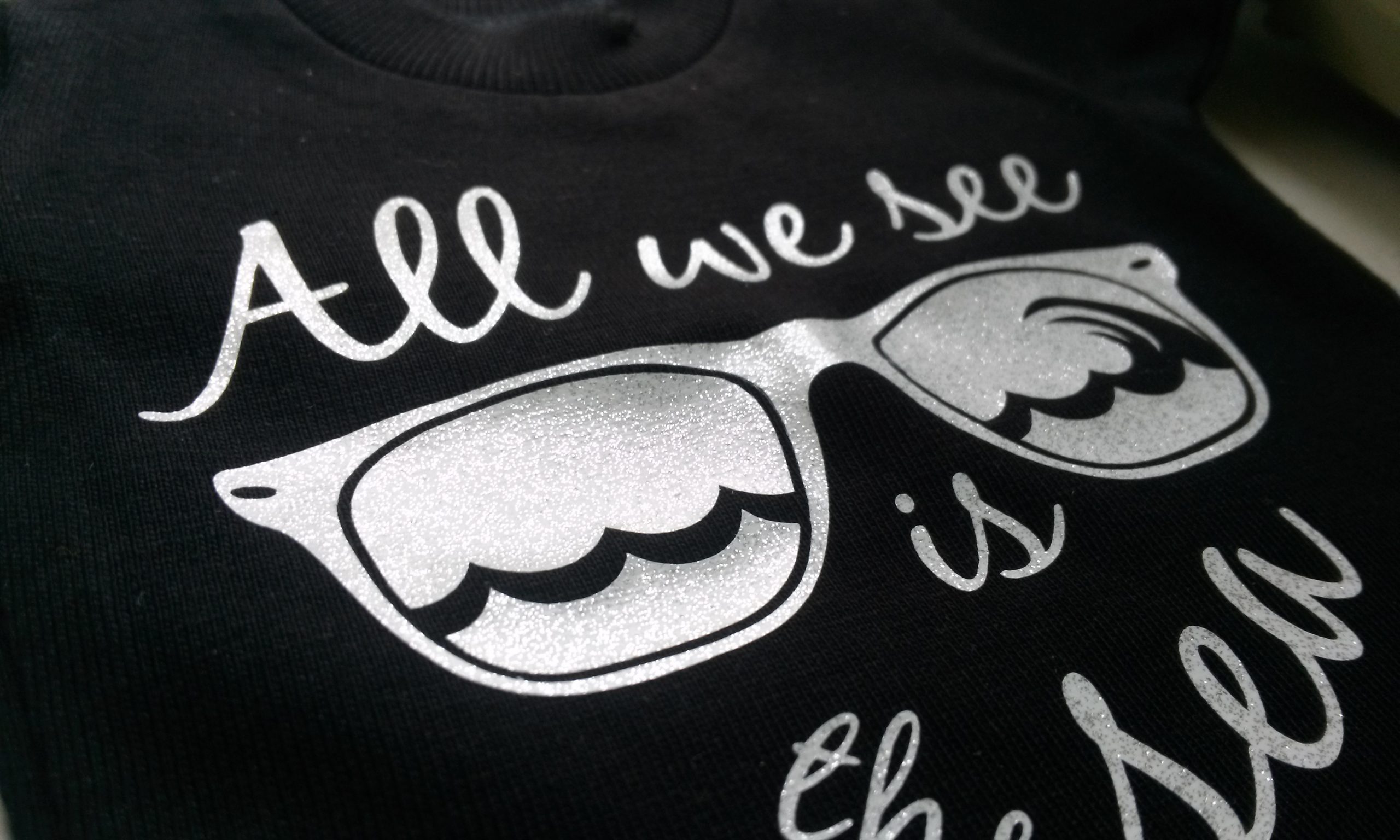 Печать наклеек на одежду