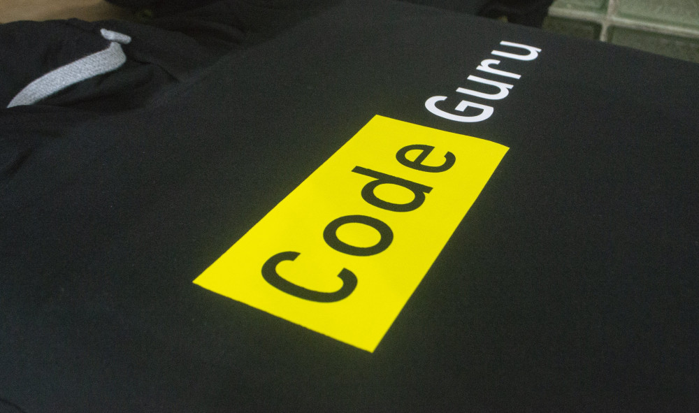 Печать наклеек на одежду