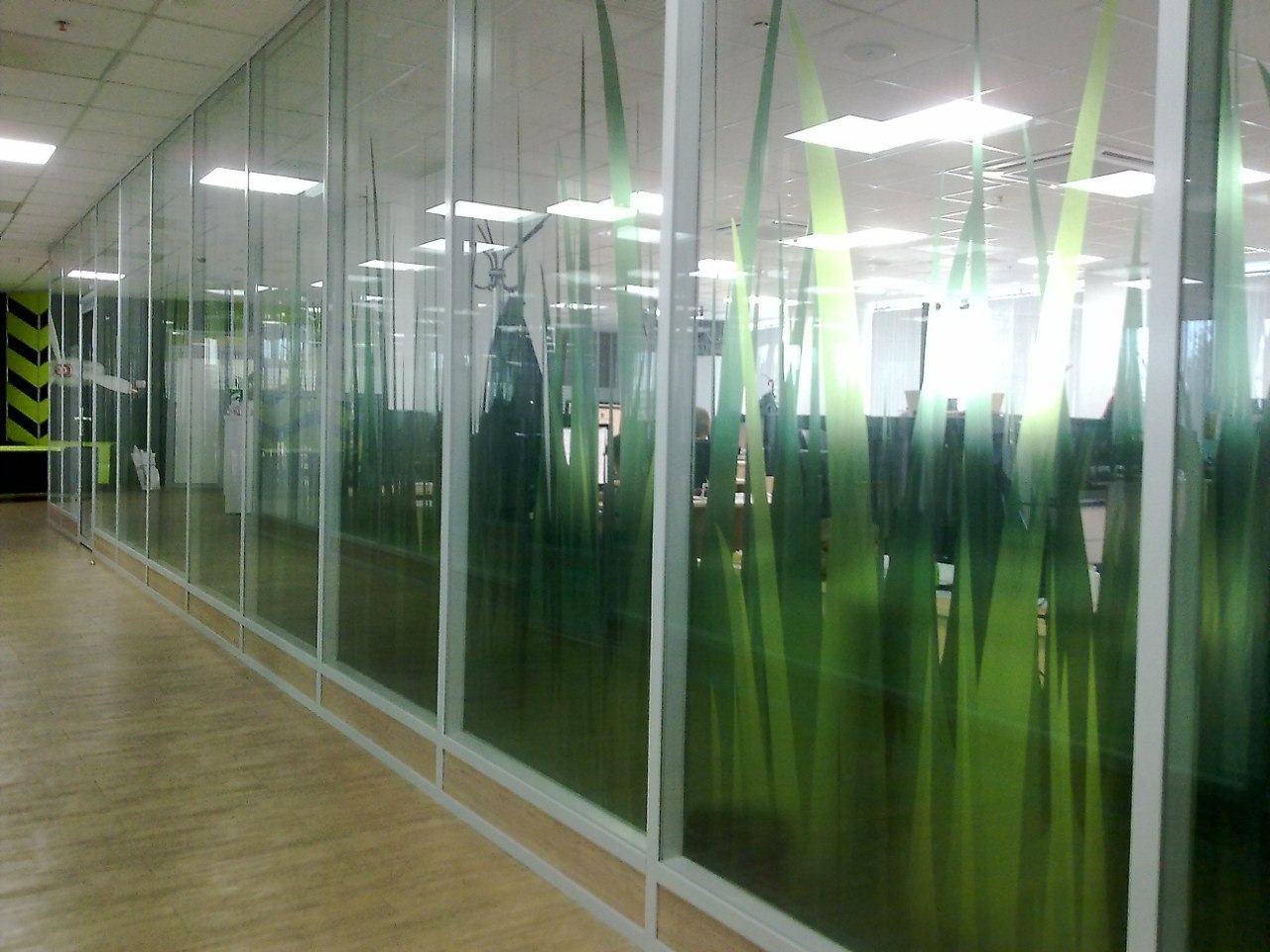 Печать наклеек на стекло витрины