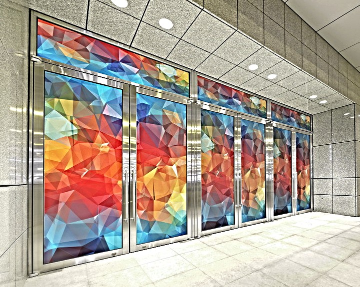 Печать наклеек на стекло витрины