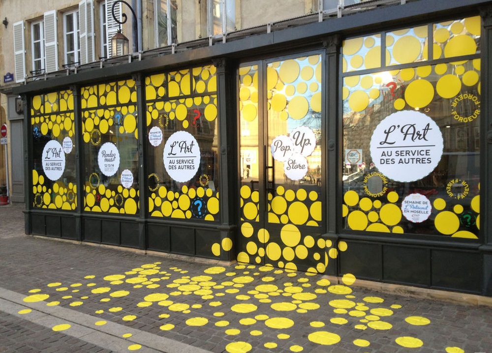 Печать наклеек на стекло витрины