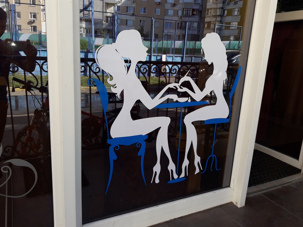 Печать наклеек на окна