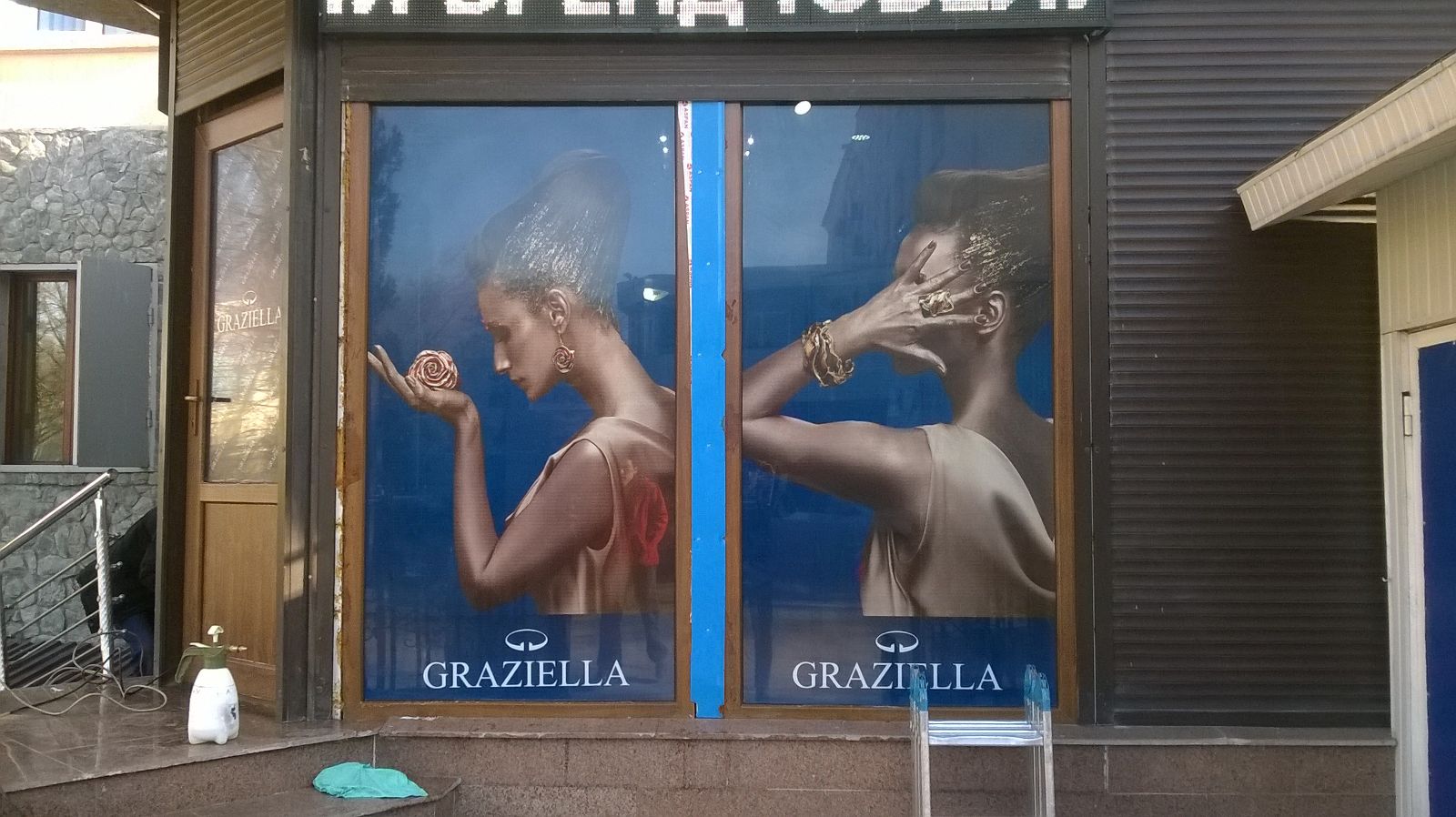 Печать наклеек на окна