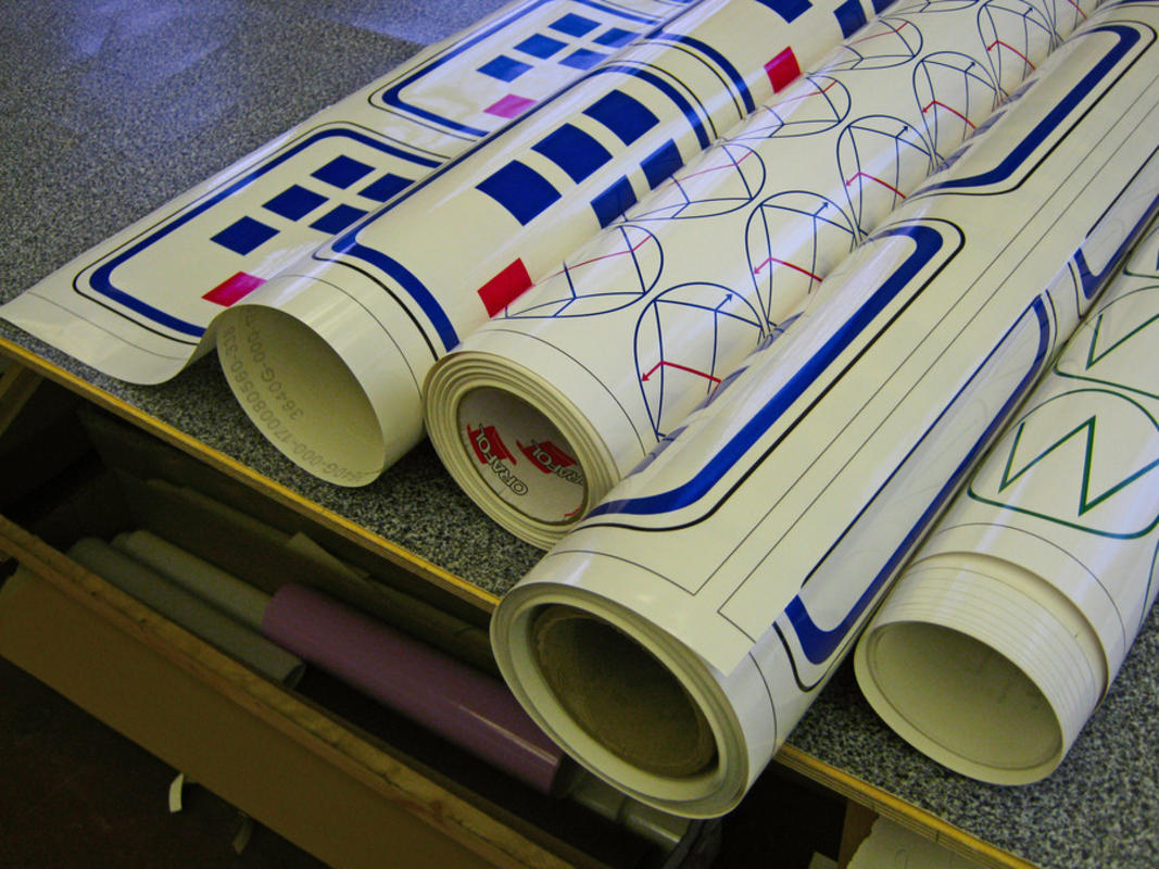 Печать широкоформатных наклеек