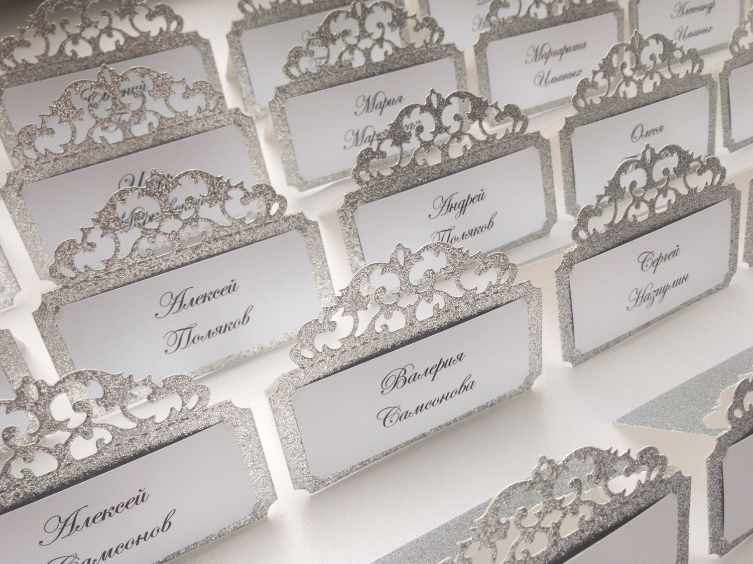 Изготовление рассадочных банкетных карточек для свадьбы