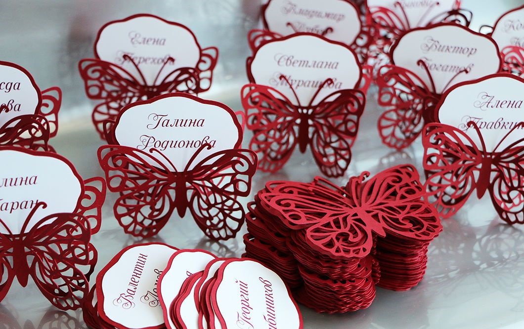 Изготовление рассадочных банкетных карточек для свадьбы