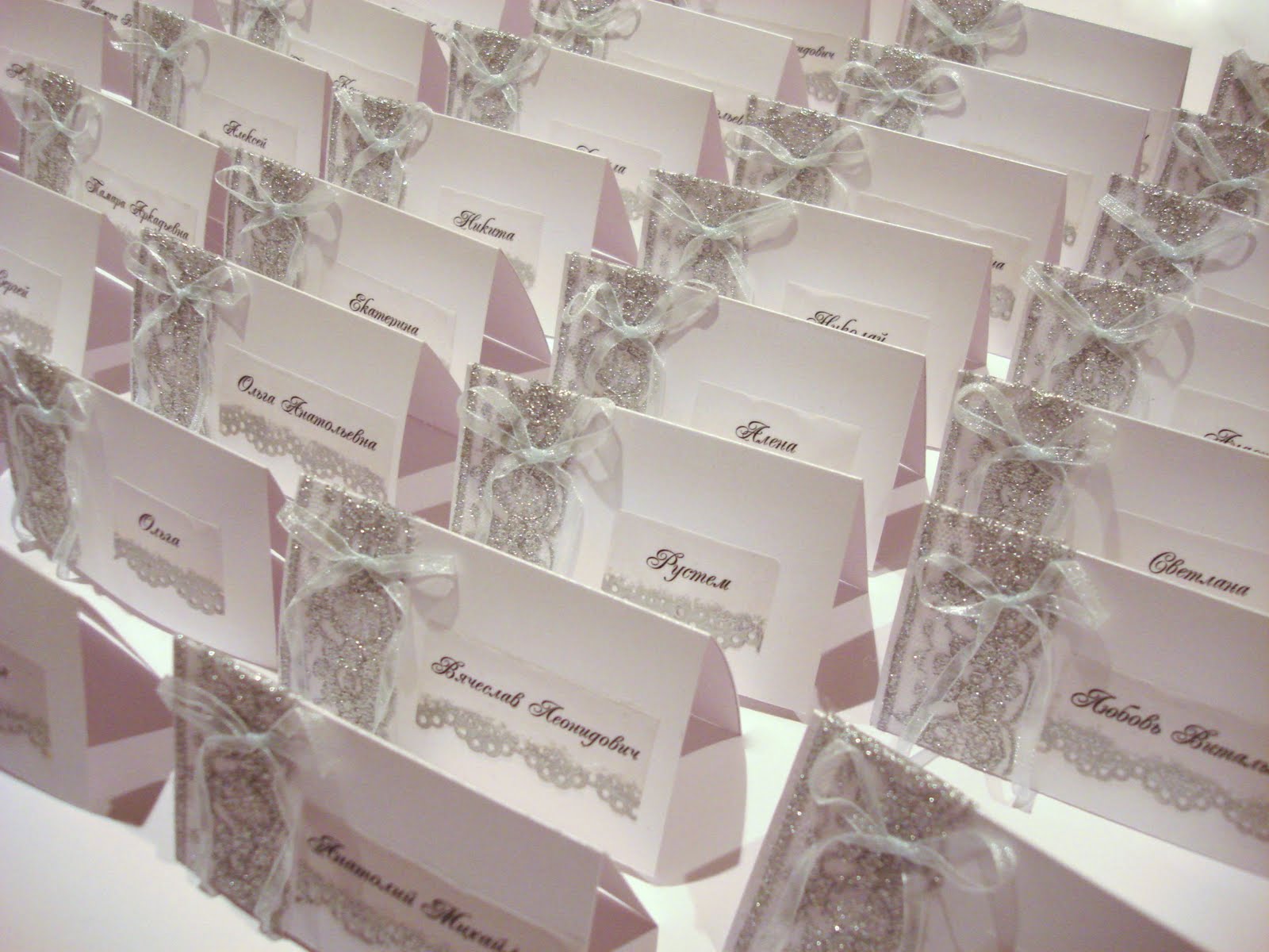 Изготовление рассадочных банкетных карточек для свадьбы
