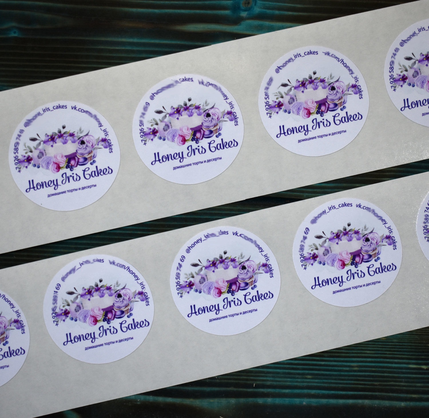 Печать глянцевых наклеек