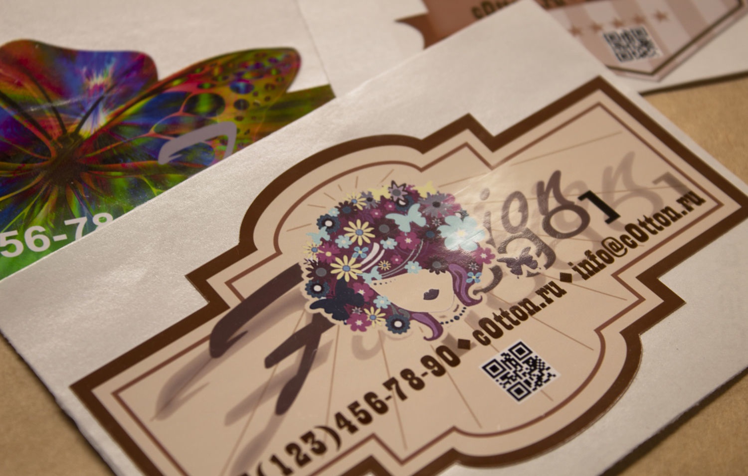 Печать глянцевых наклеек