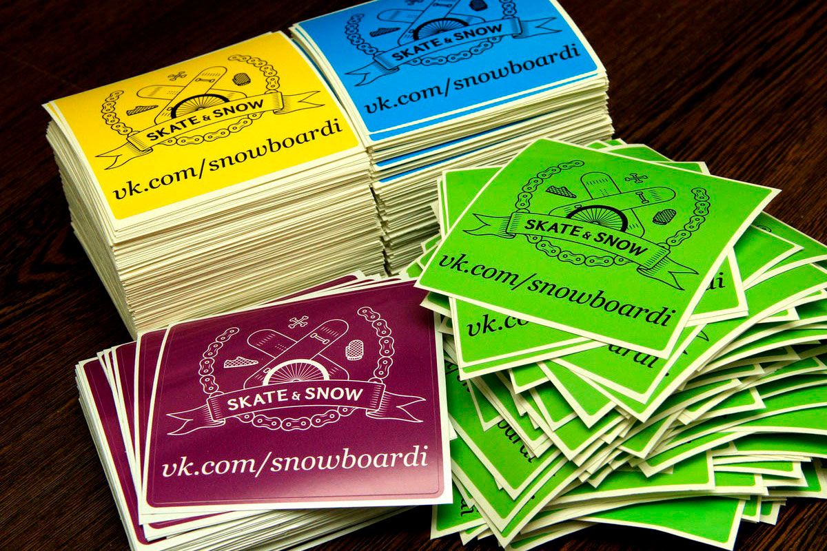 Печать глянцевых наклеек