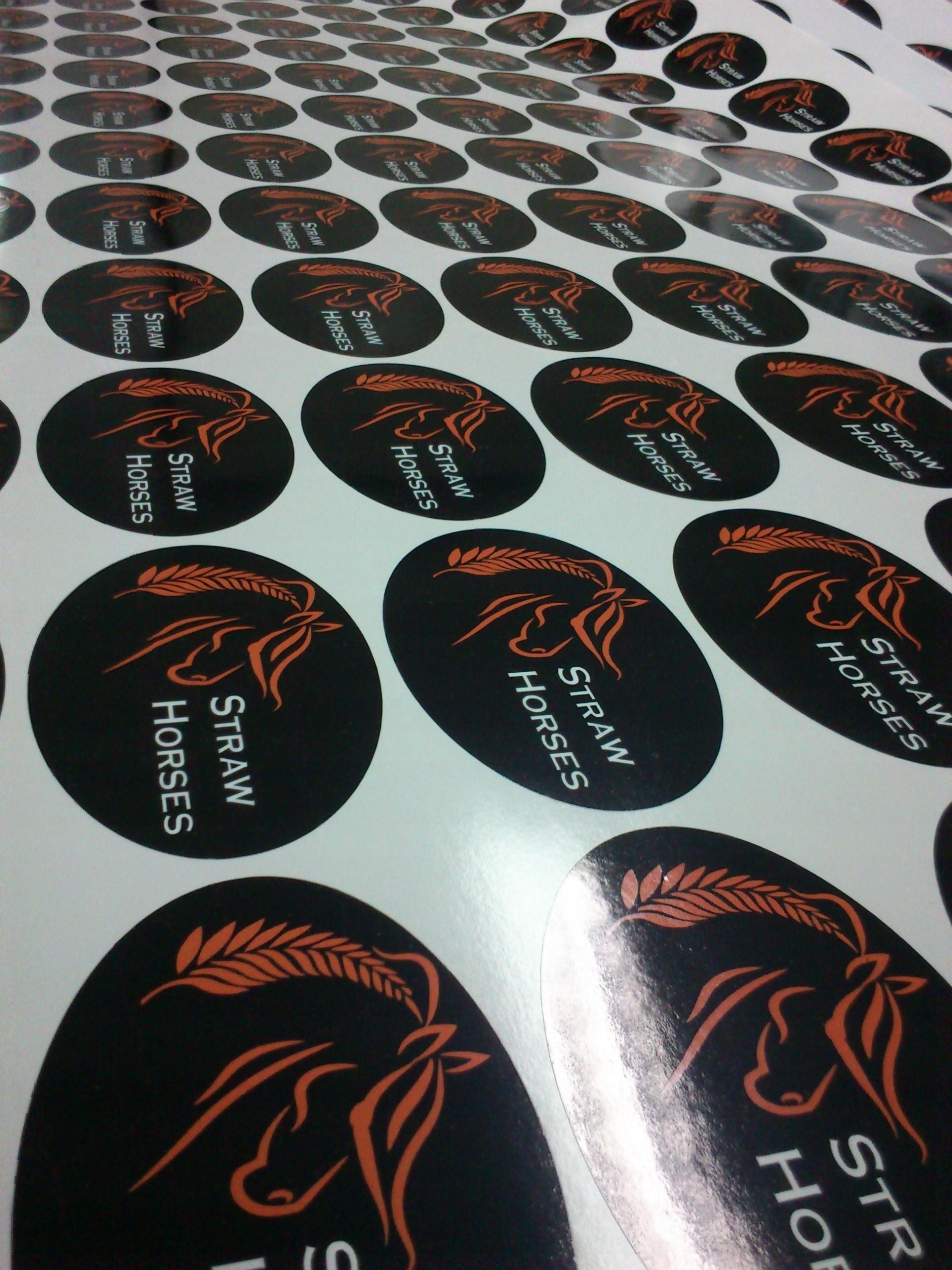 Печать глянцевых наклеек