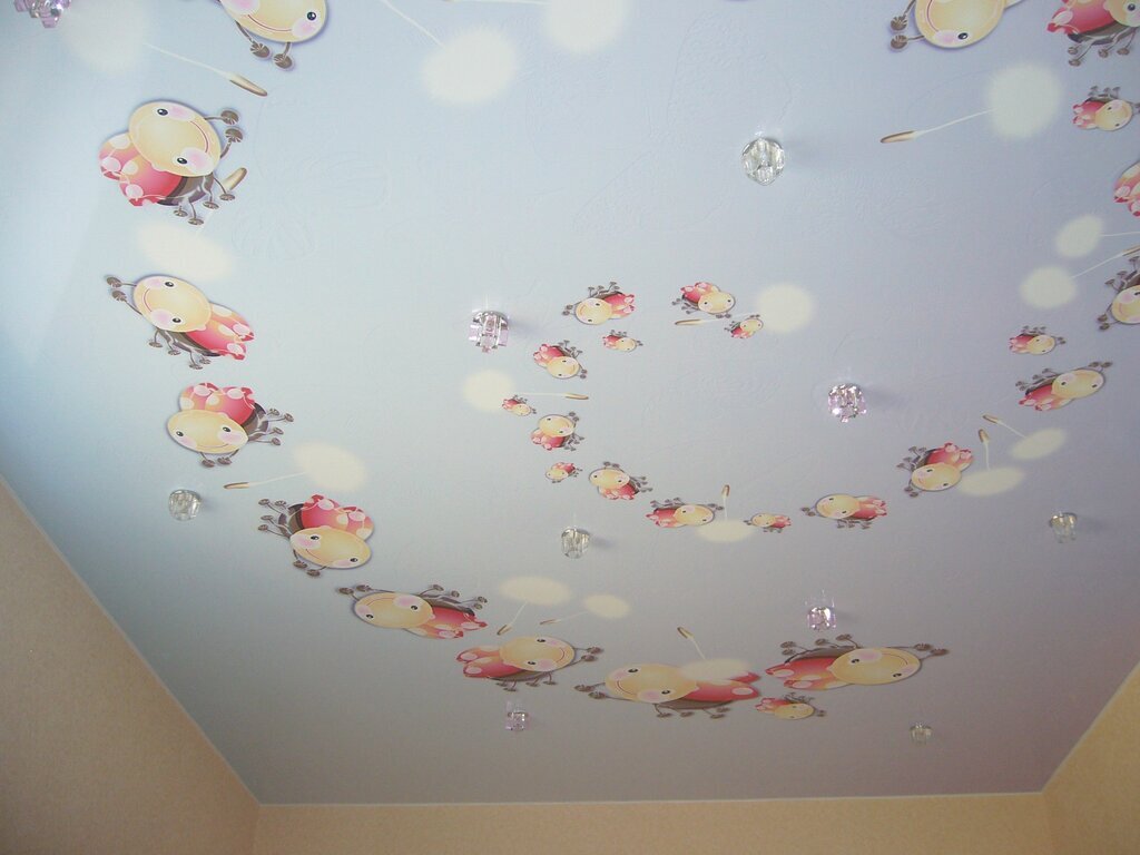 Печать интерьерных наклеек на потолок