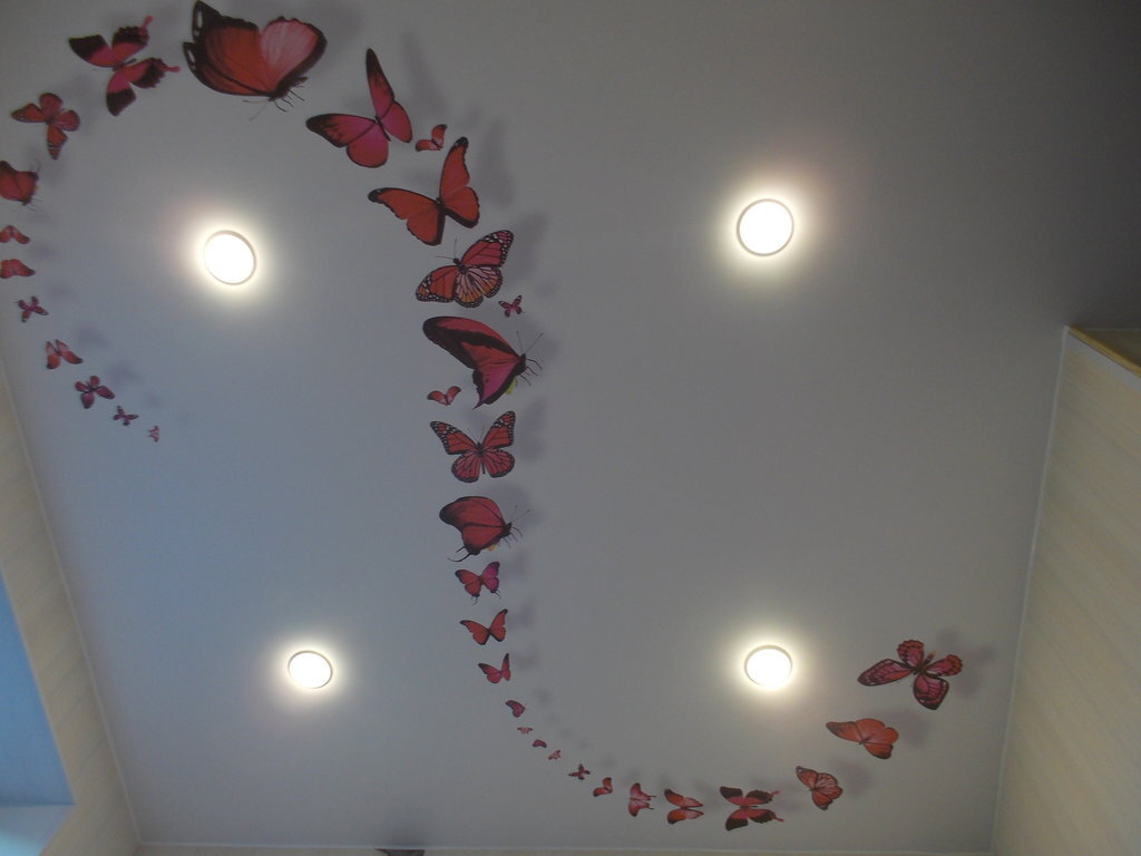 Печать интерьерных наклеек на потолок