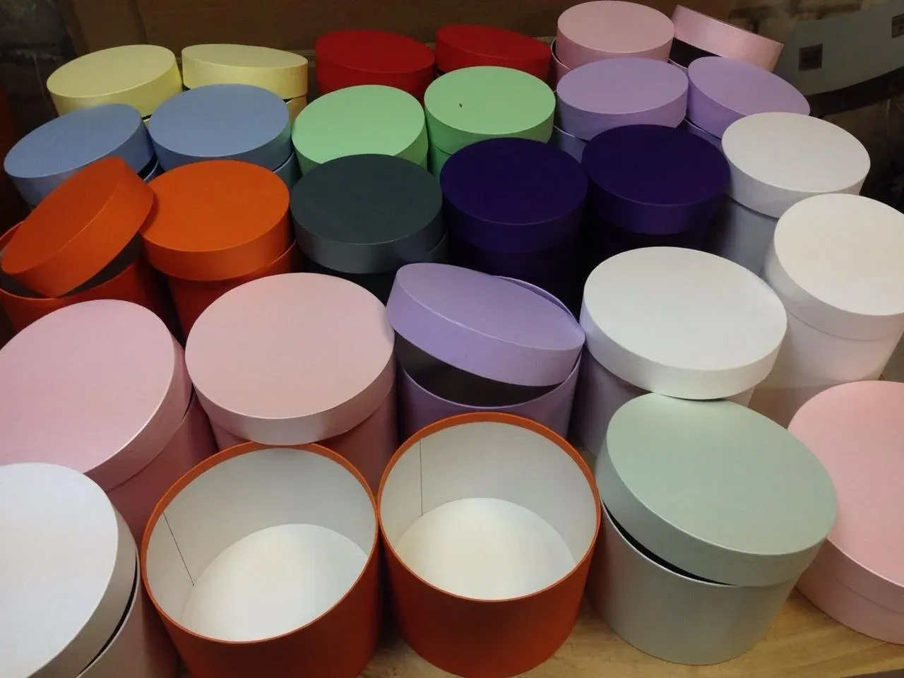 Упаковочные коробки по цвету