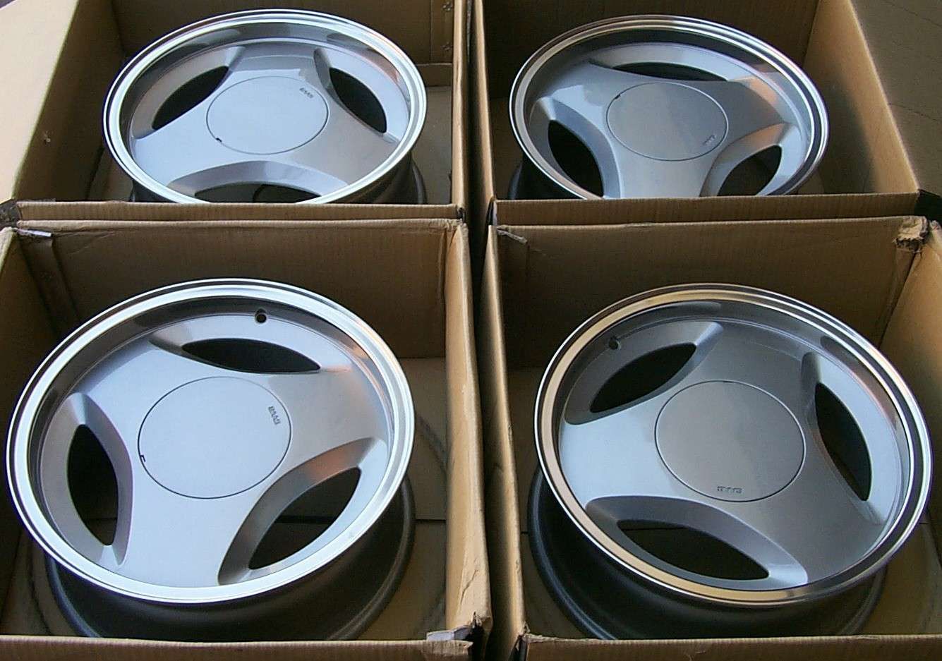 Коробки для автомобильных дисков