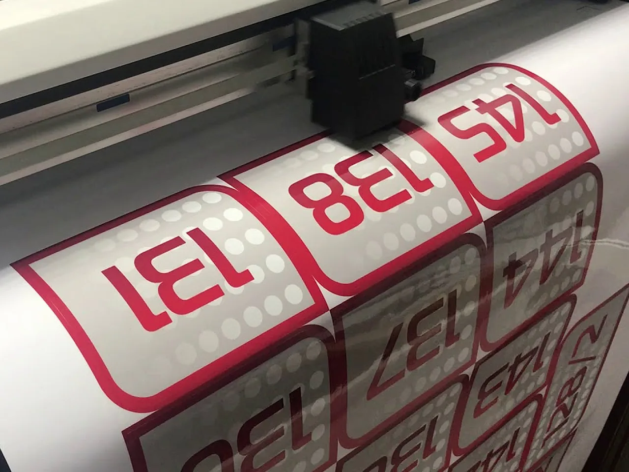 Изготовление наклеек на самоклеющейся пленке на авто