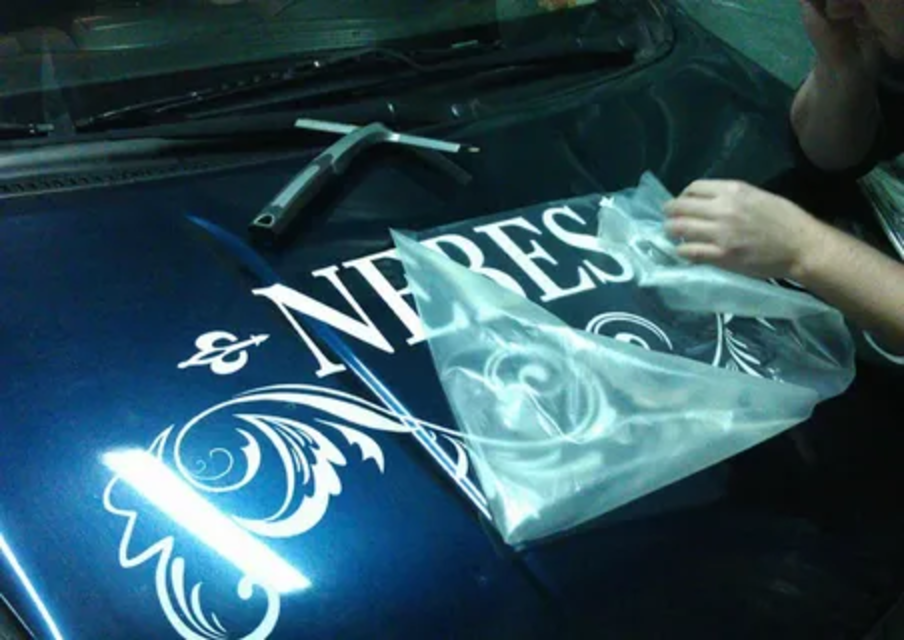 Изготовление наклеек на самоклеющейся пленке на авто