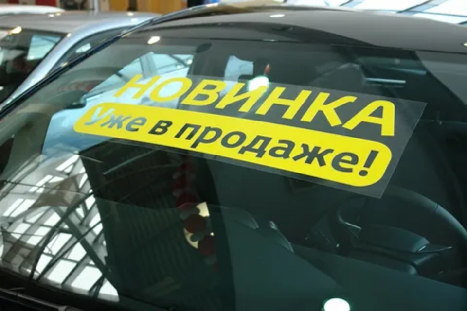 Изготовление наклеек на самоклеющейся пленке на авто