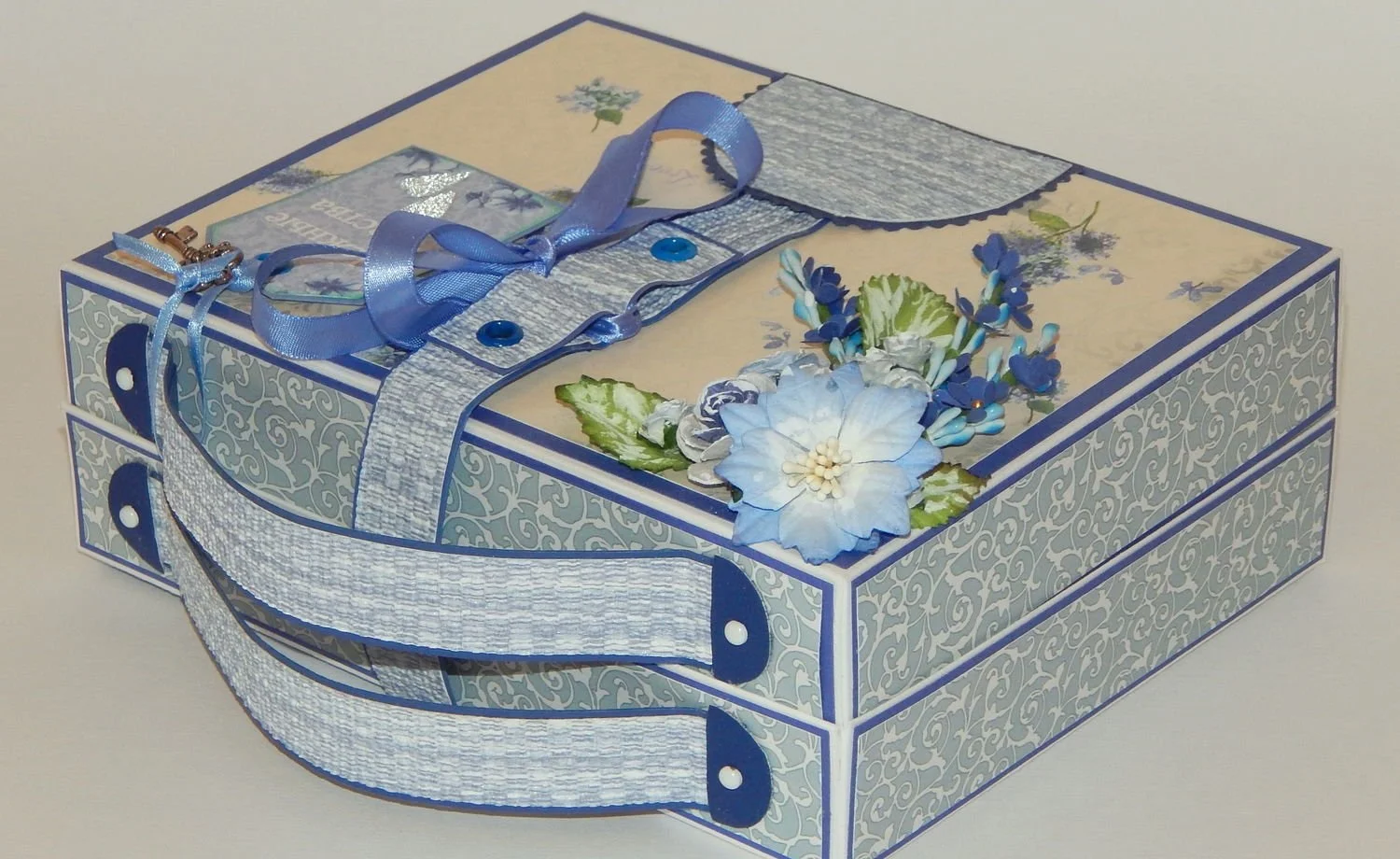 Коробки с пластиковыми ручками