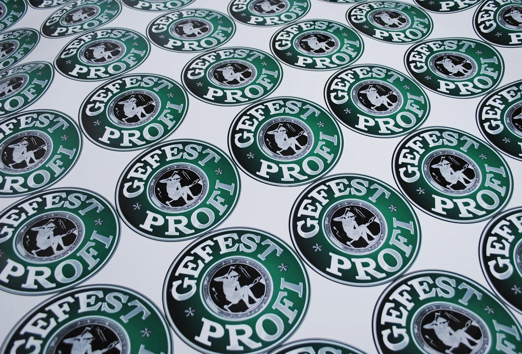 Печать круглых наклеек на самоклеющейся бумаге