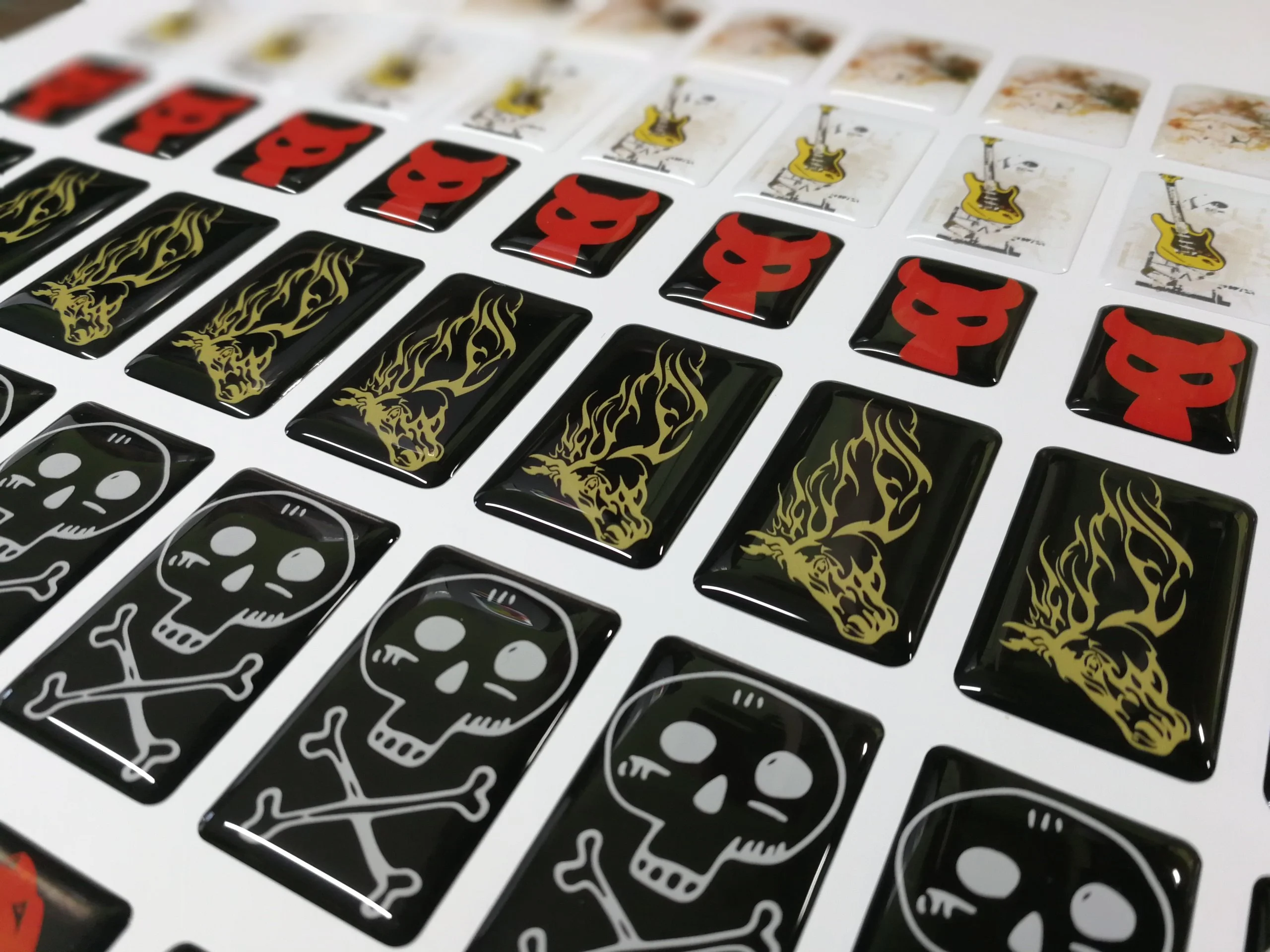 Печать наклеек карта на телефон