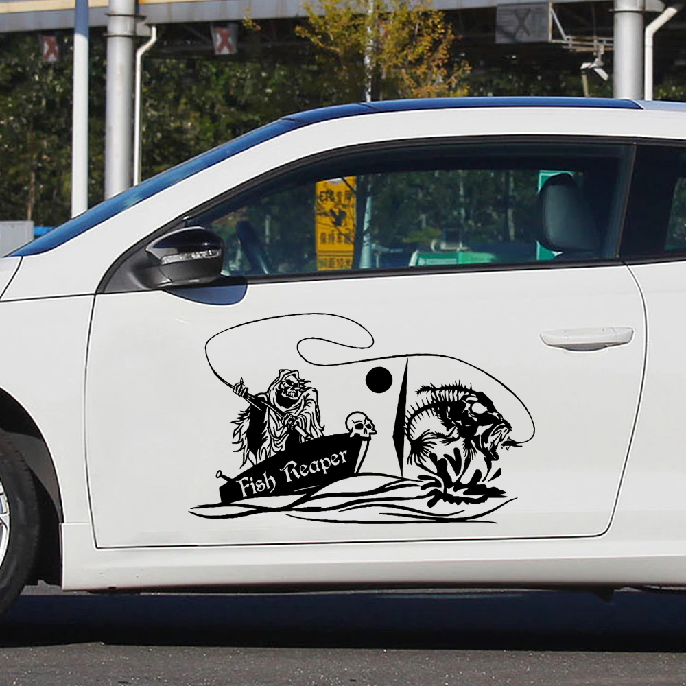 Печать наклеек на двери автомобиля