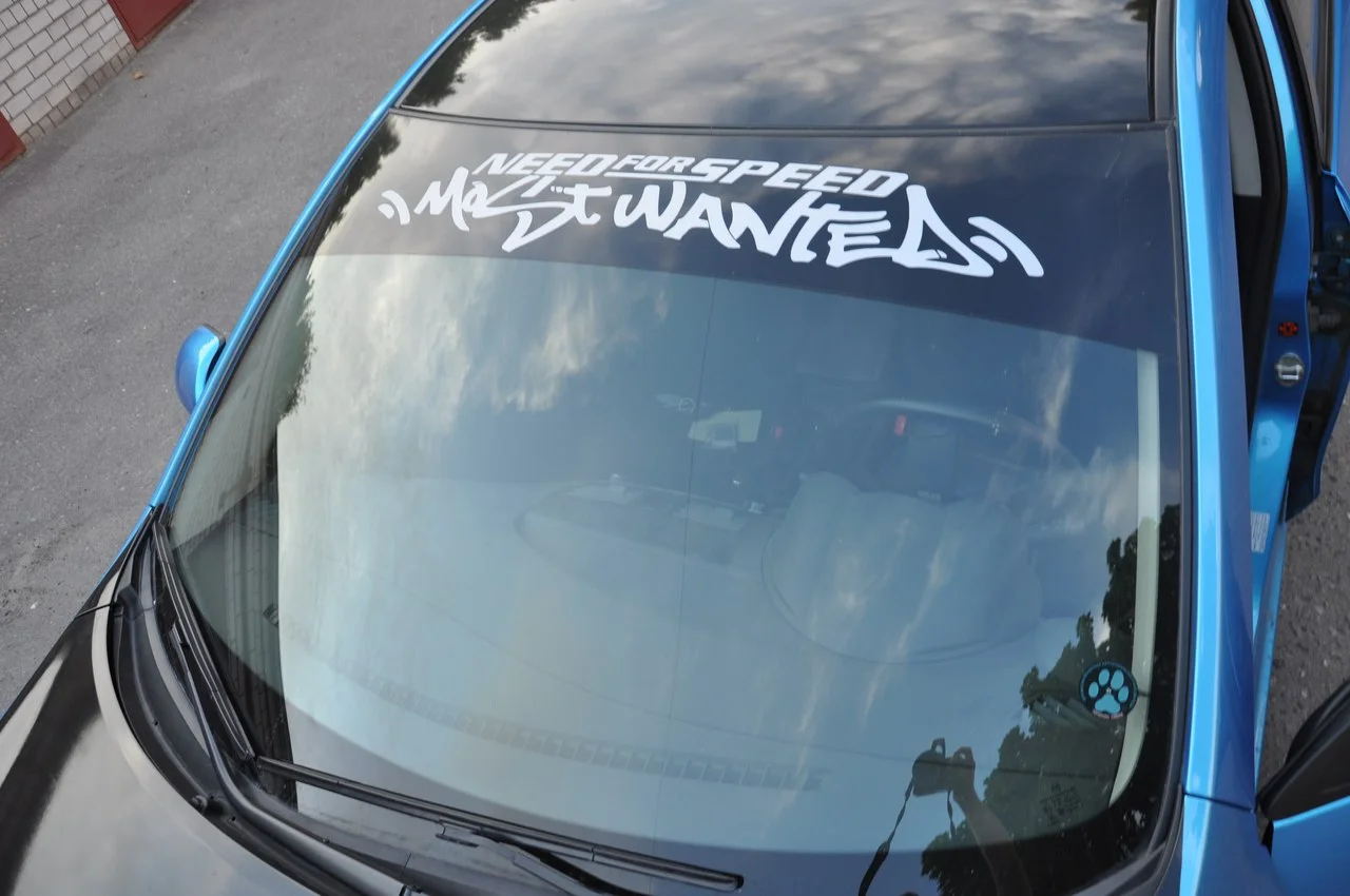 Печать наклеек на лобовое стекло автомобиля